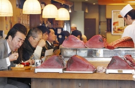 Japonci si pochutn&aacute;vaj&iacute; na ohrožen&eacute;m tuň&aacute;kovi modroploutv&eacute;m.